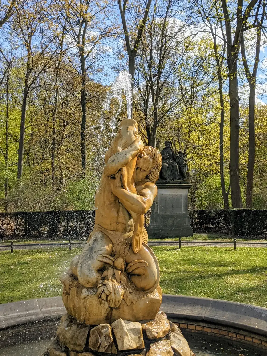 Goldene Figur in einem Park