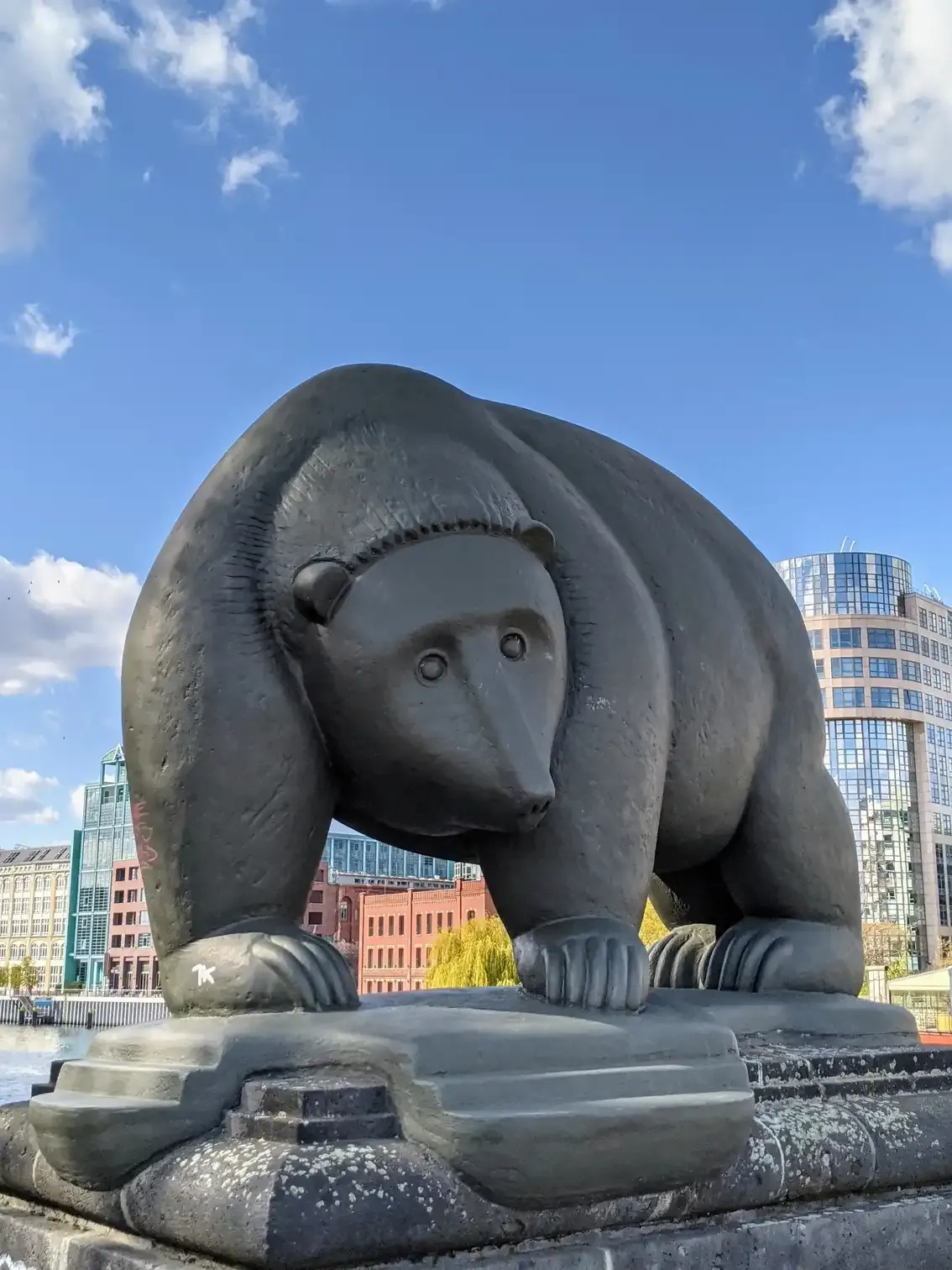 Steinerne Bärenfigur