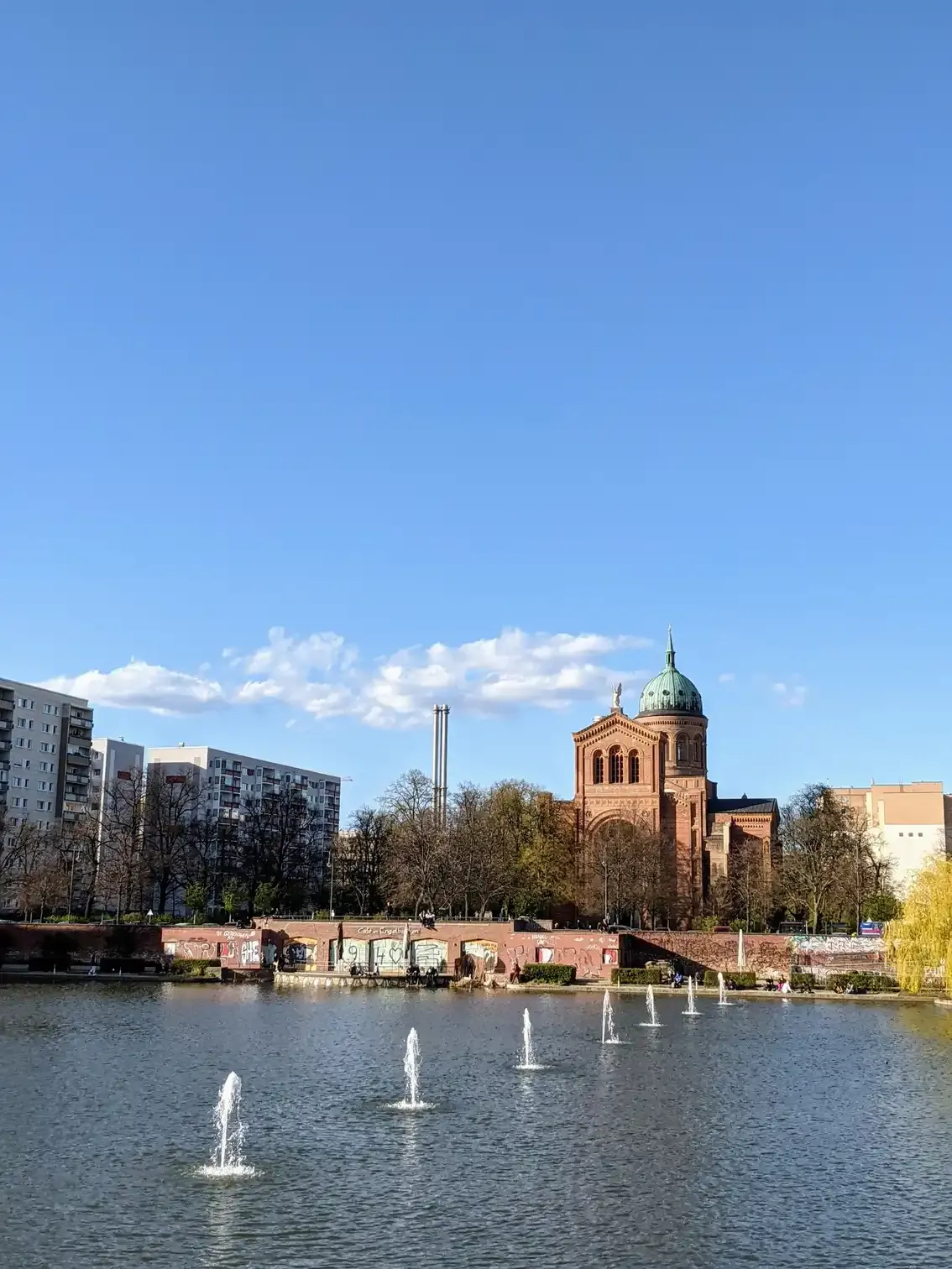 Wasser mit Segelbooten und Kirche
