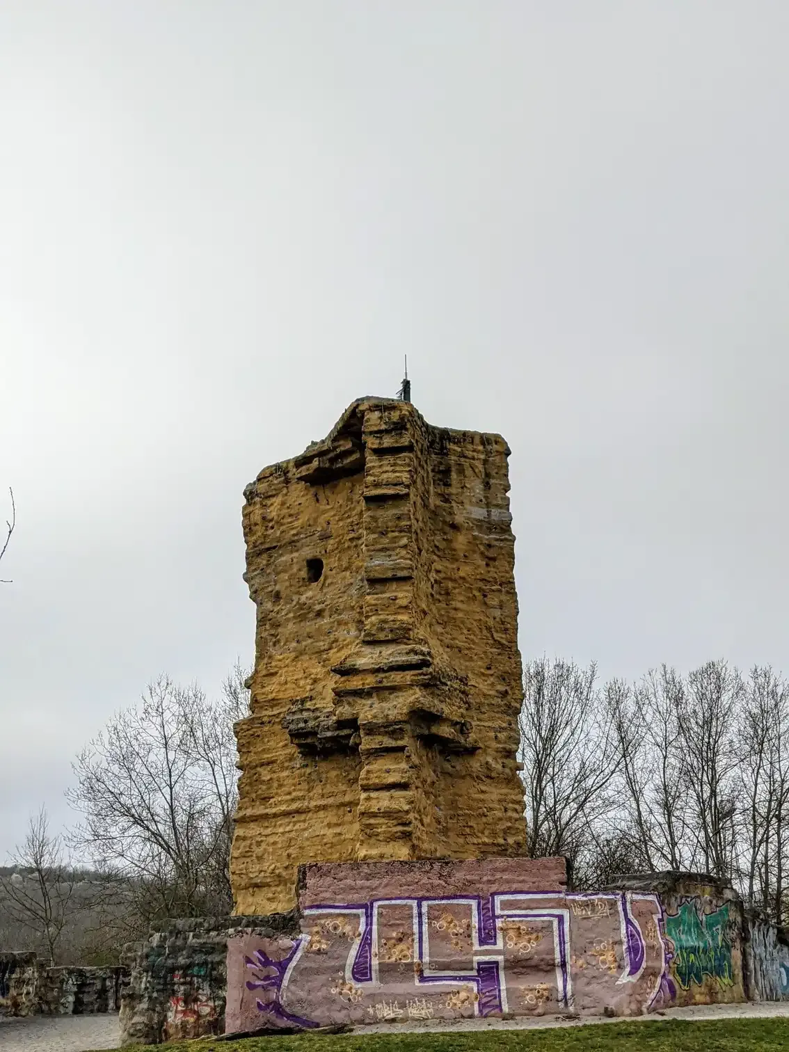 Turm aus Naturstein mit Graffiti