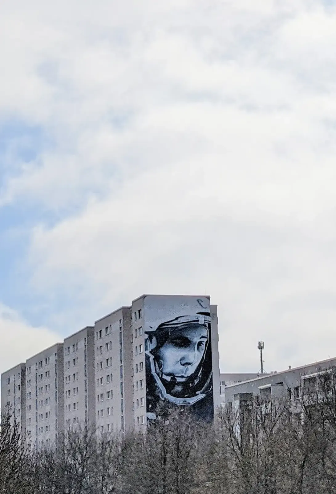 Plattenbau mit Gesicht als Wandbild