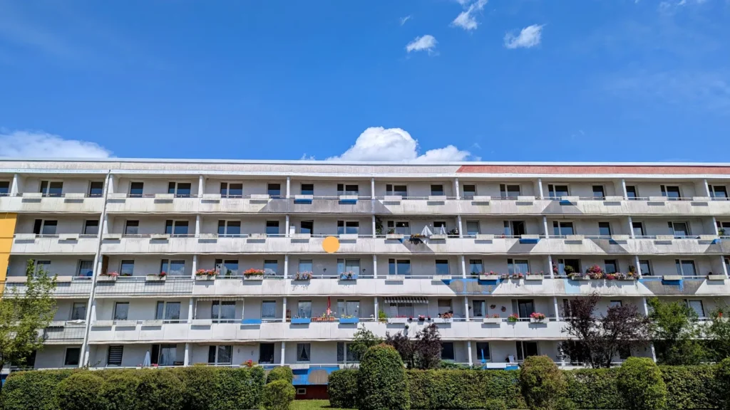 Fünfgeschossiger Plattenbau mit durchlaufenden Balkonbändern im Gubener Wohngebiet Obersprucke