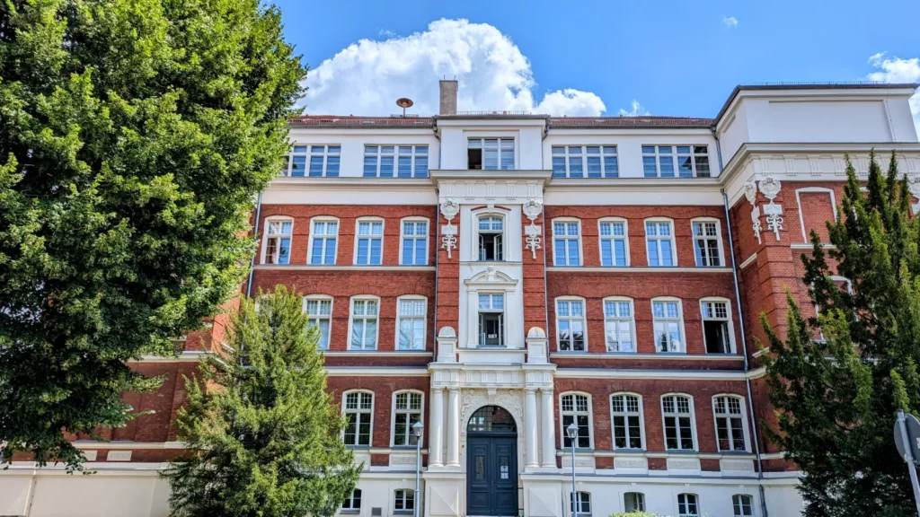 Pestalozzi-Gymnasium in Guben, ein viergeschossiger Backsteinbau mit hellem Mittelteil