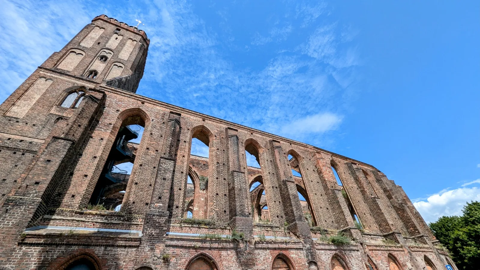 Ruine der Stadt- und Hauptkirche in Gubin: dachlose Backsteinmauern mit leeren Spitzbogenfenstern und dem Turm
