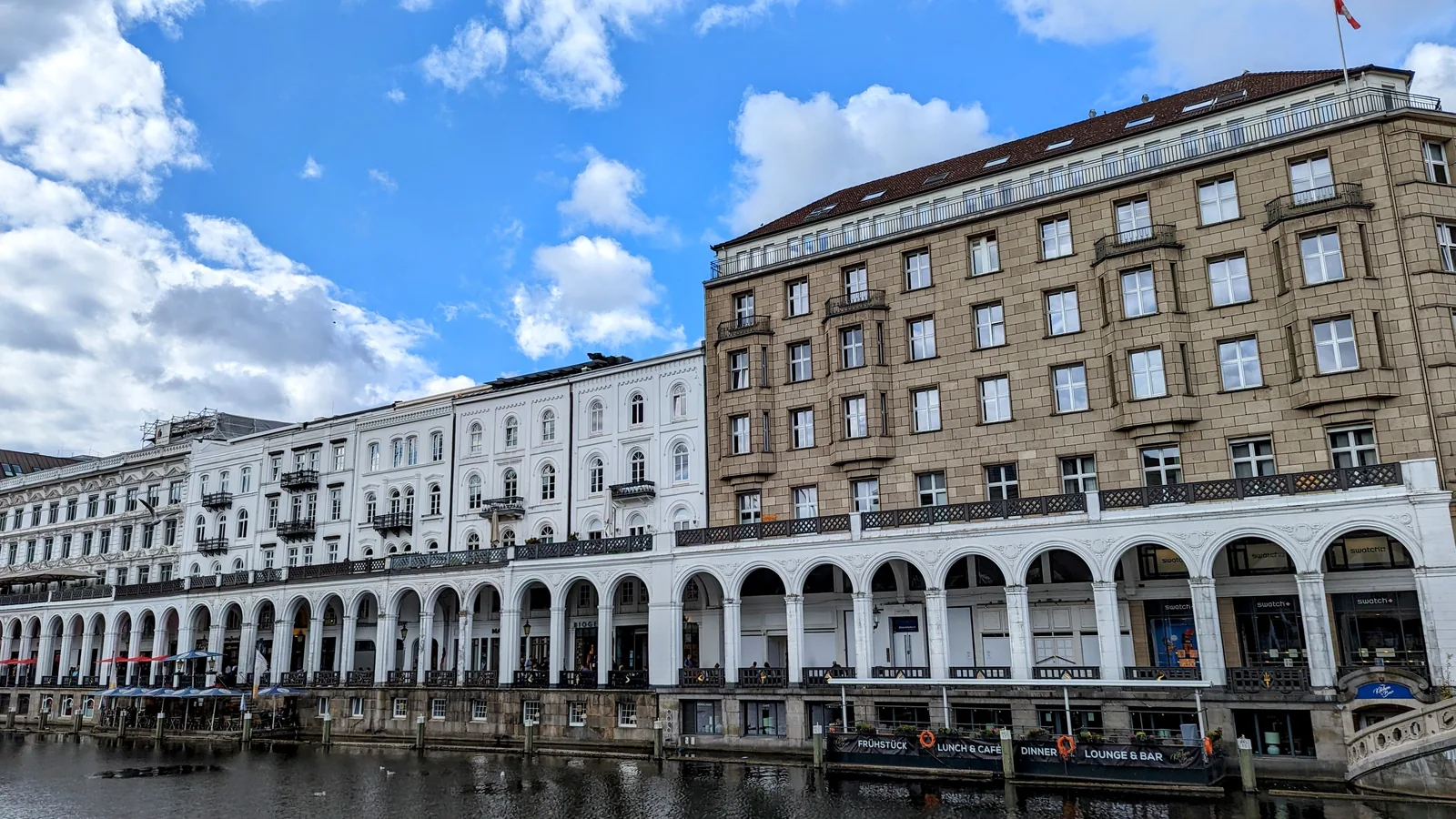 Alsterarkaden an der Kleinen Alster in Hamburg