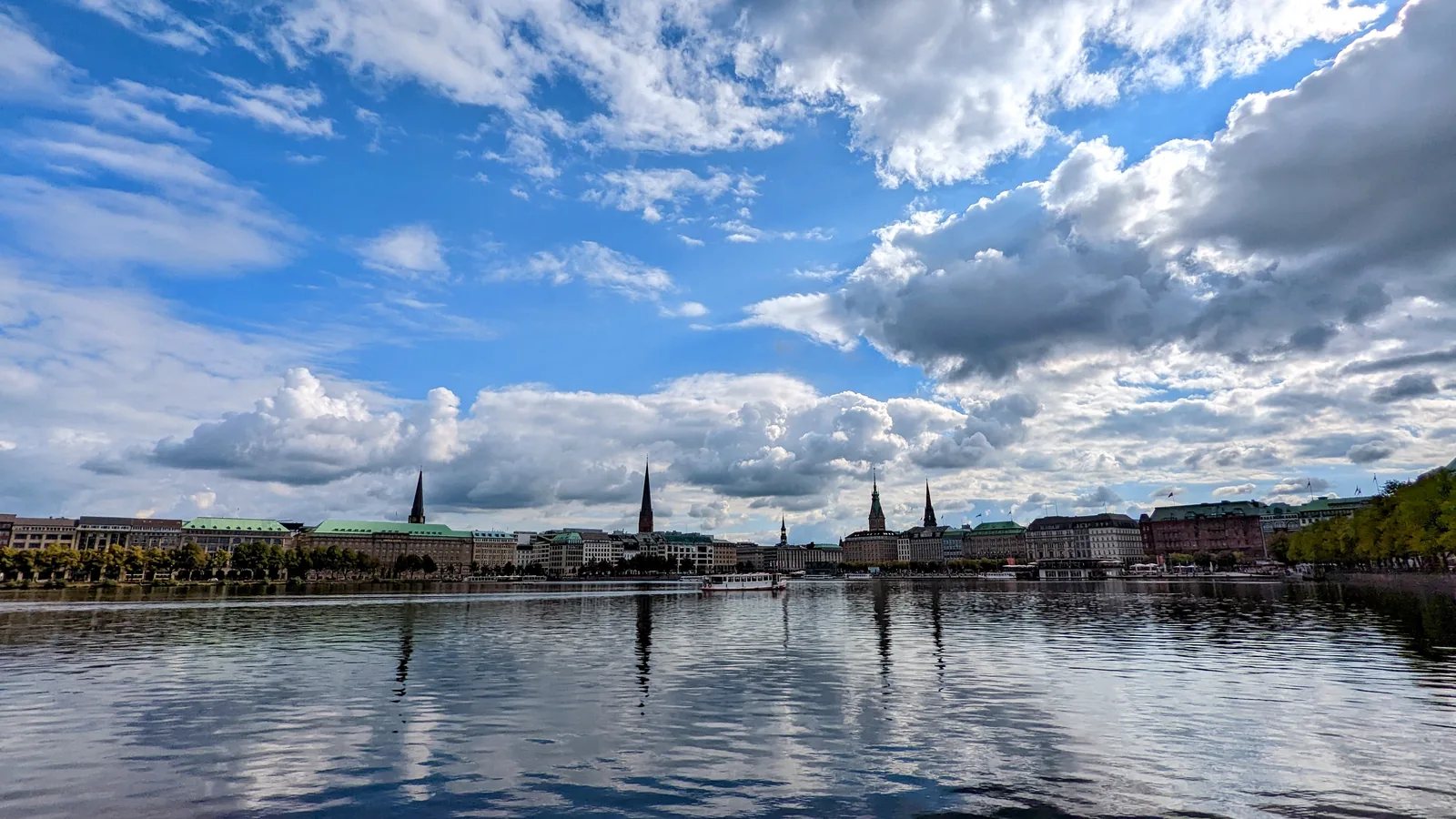 Binnenalster in Hamburg mit Skyline