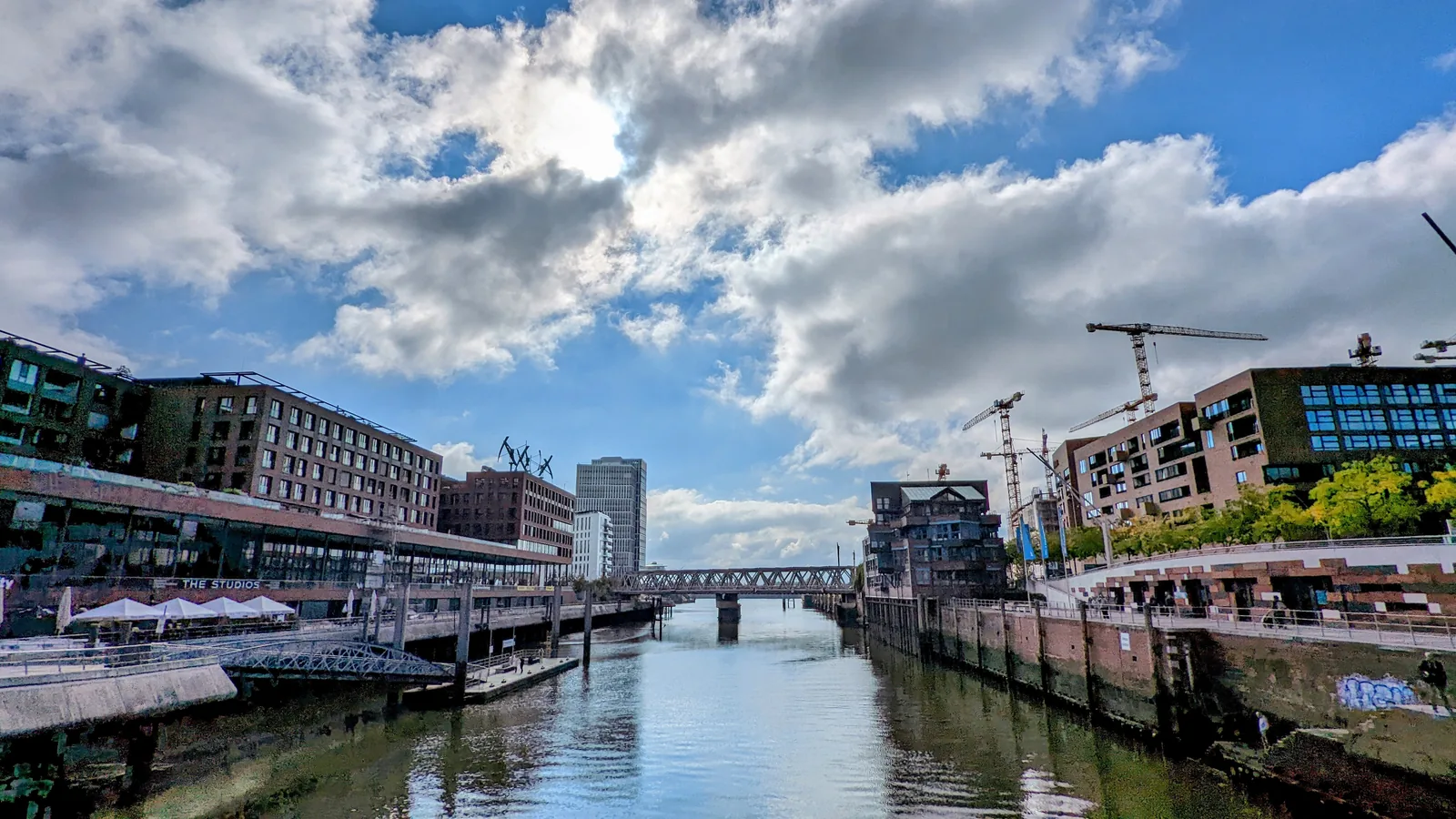 Brooktorhafen in der HafenCity mit Neubauten und Baukränen