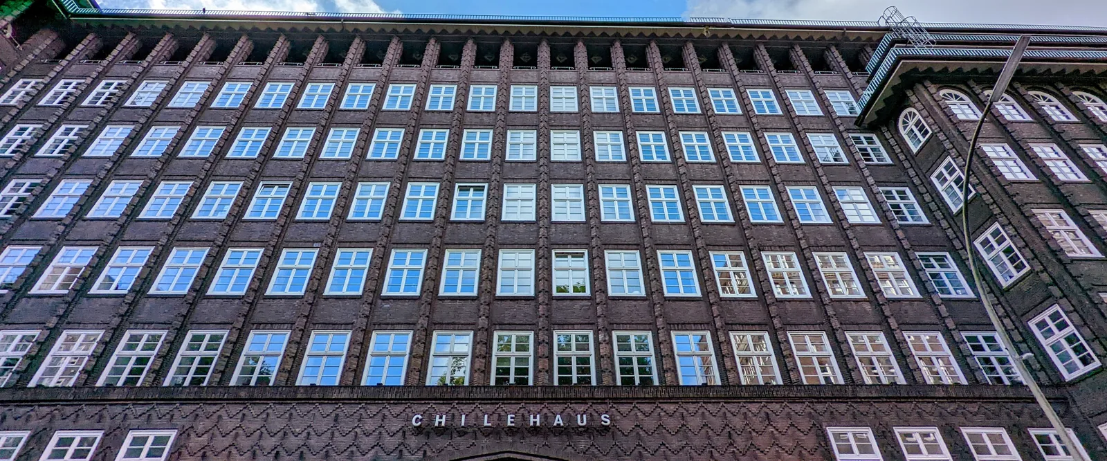 Schriftzug am Chilehaus im Kontorhausviertel in Hamburg