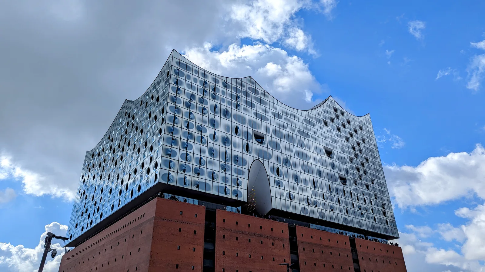 Elbphilharmonie über dem Kaispeicher A in Hamburg