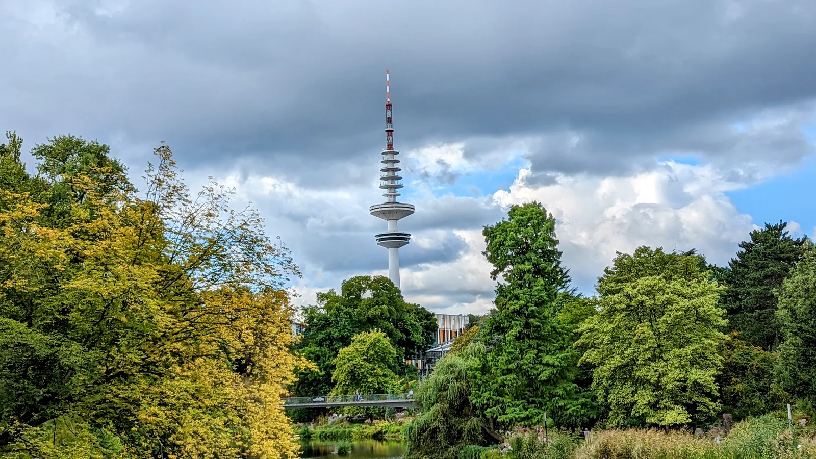 Heinrich-Hertz-Turm über dem Park Planten un Blomen in Hamburg