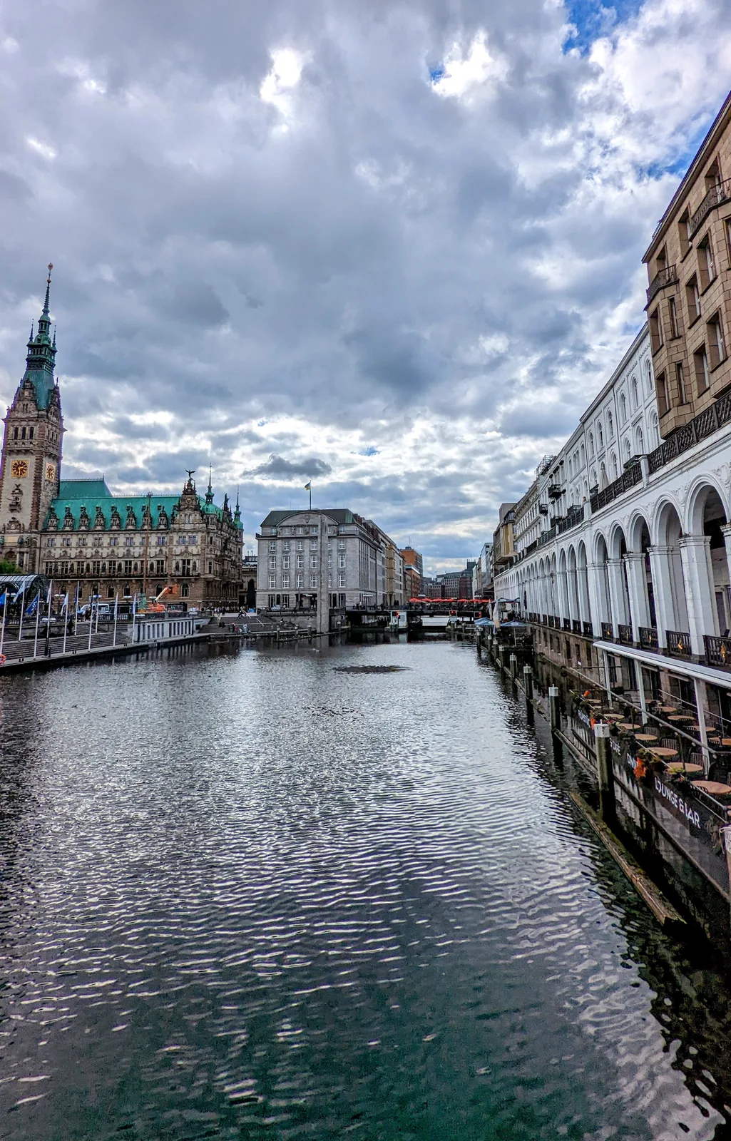 Kleine Alster mit Alsterarkaden und Rathausturm in Hamburg