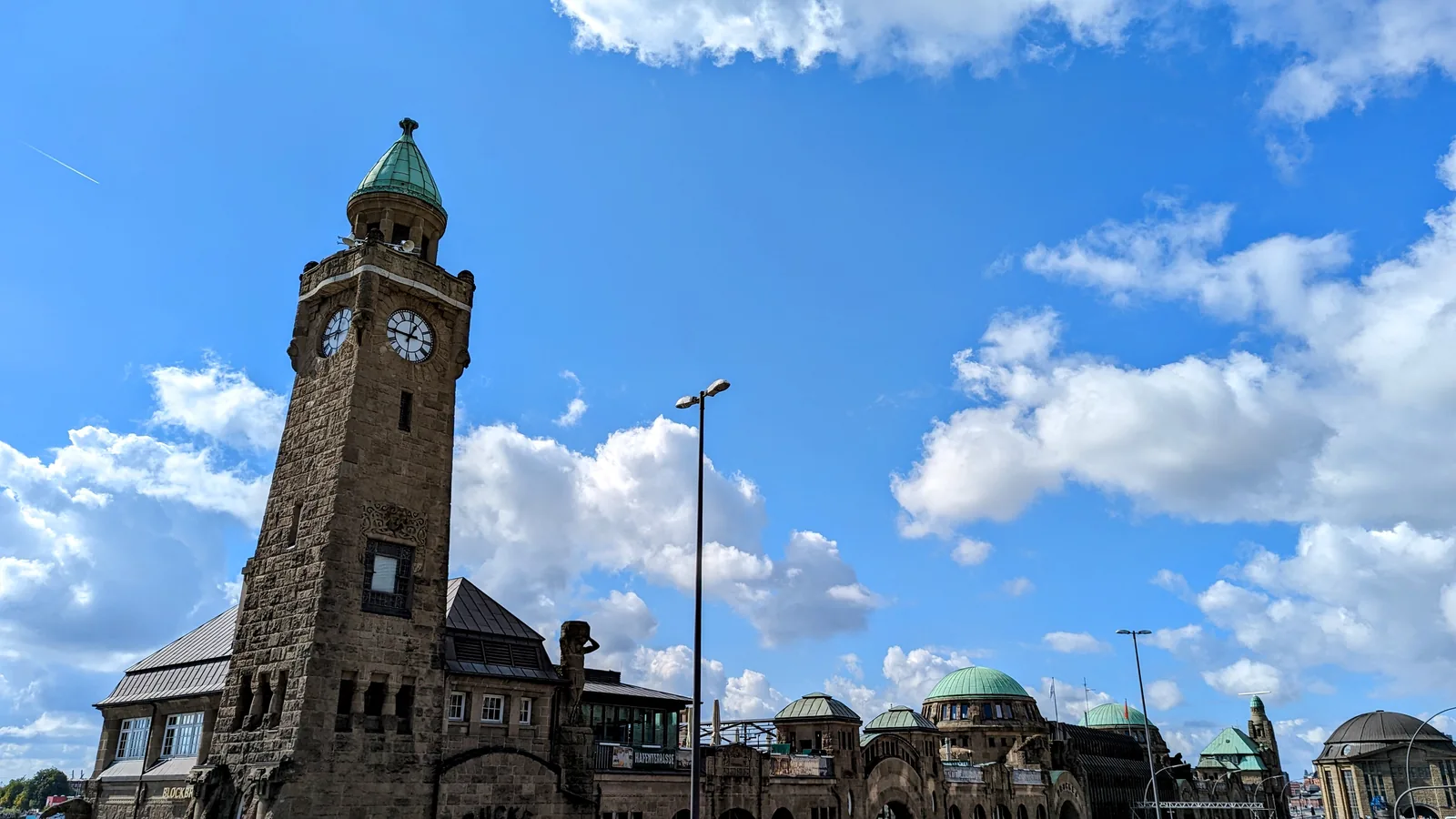 Turm der Landungsbrücken in Hamburg mit Uhr und Wasserstandsanzeige
