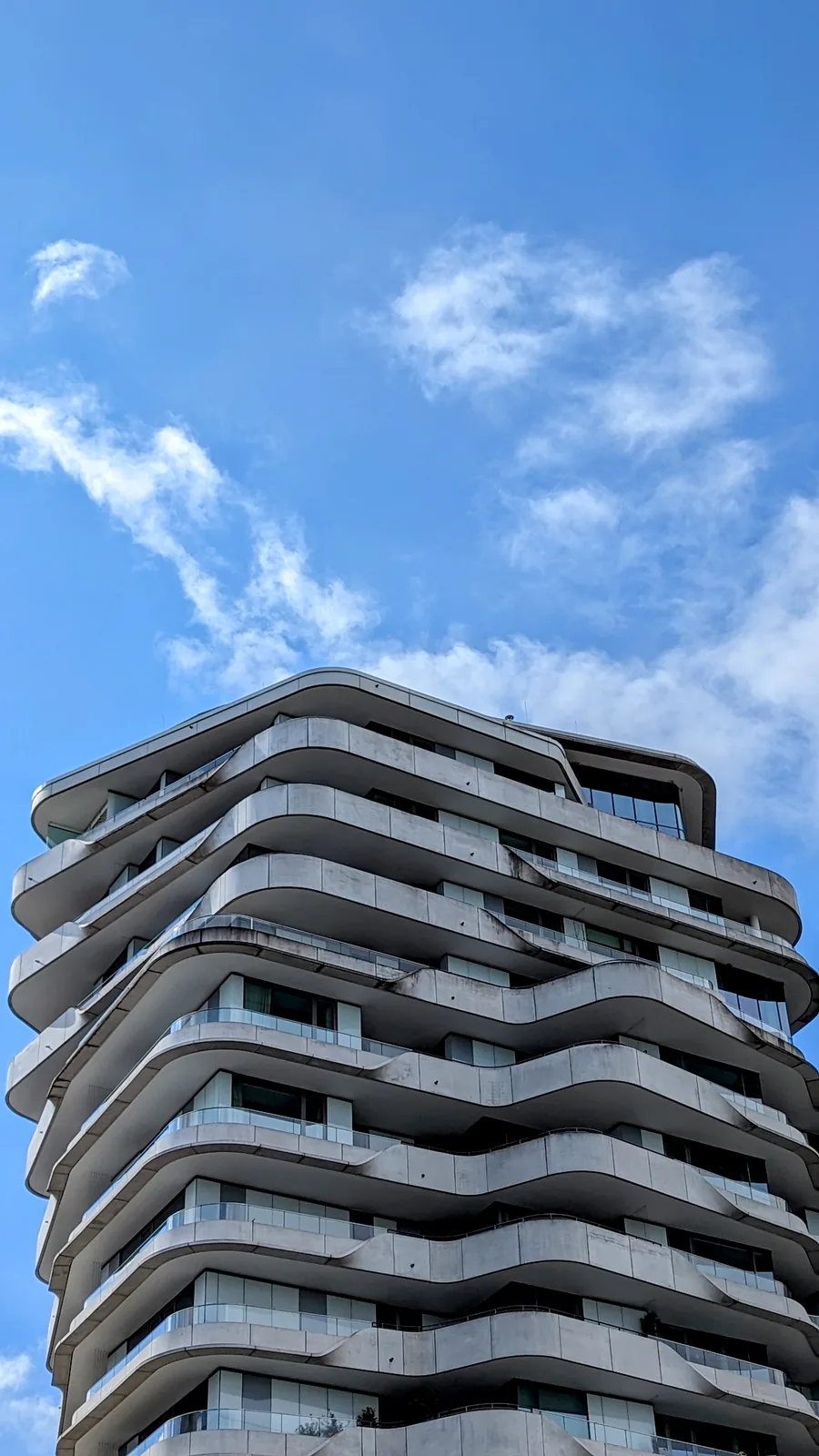 Marco-Polo-Tower mit wellenförmigen Balkonen in der HafenCity in Hamburg