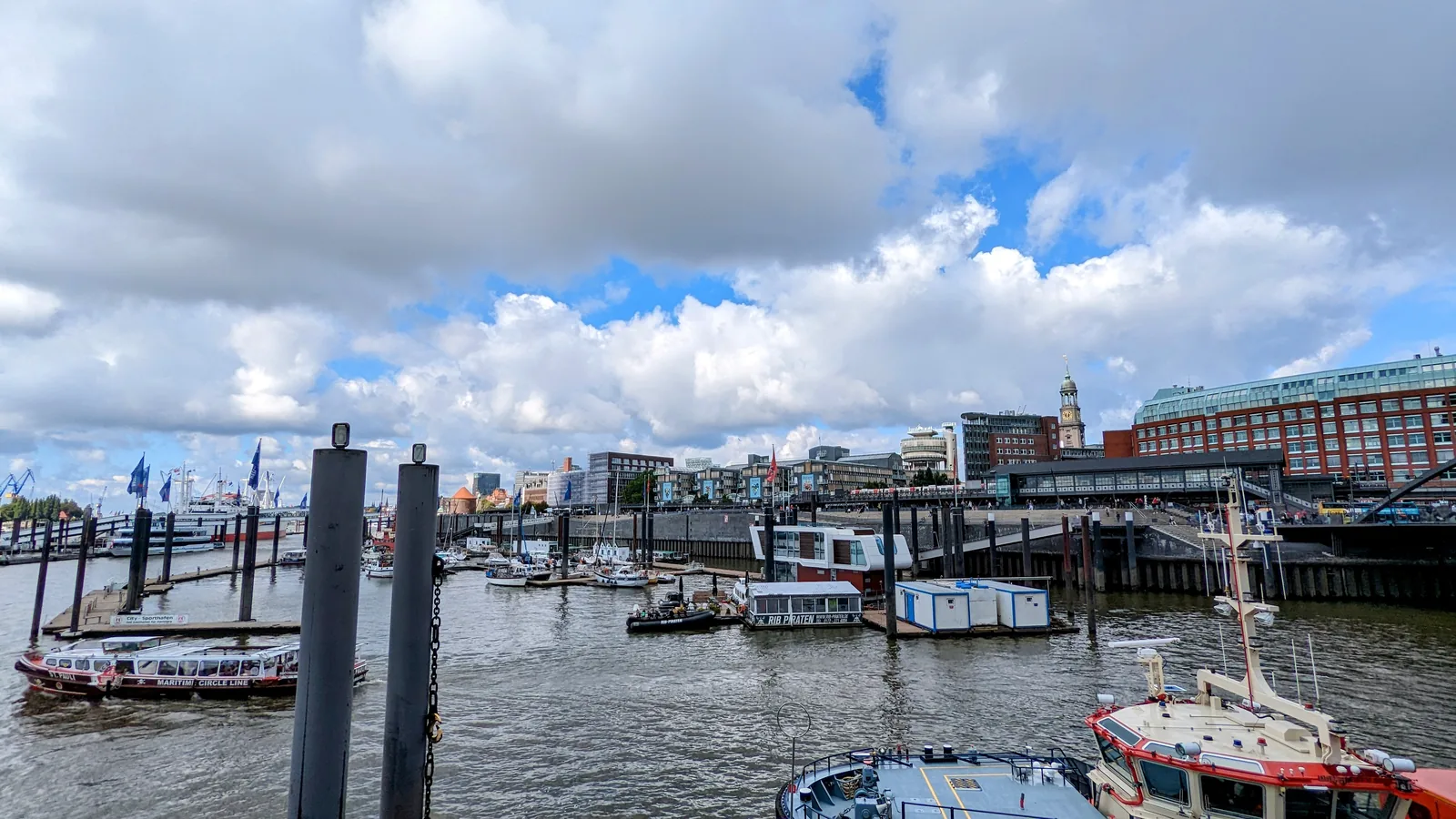Pontons und Boote im Niederhafen bei den Landungsbrücken in Hamburg