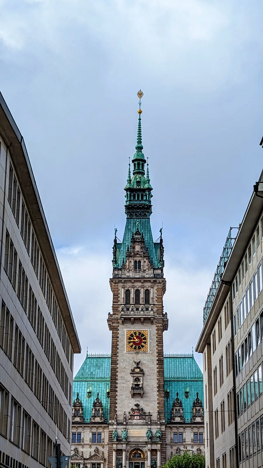 Rathausturm am Ende der Mönckebergstraße in Hamburg