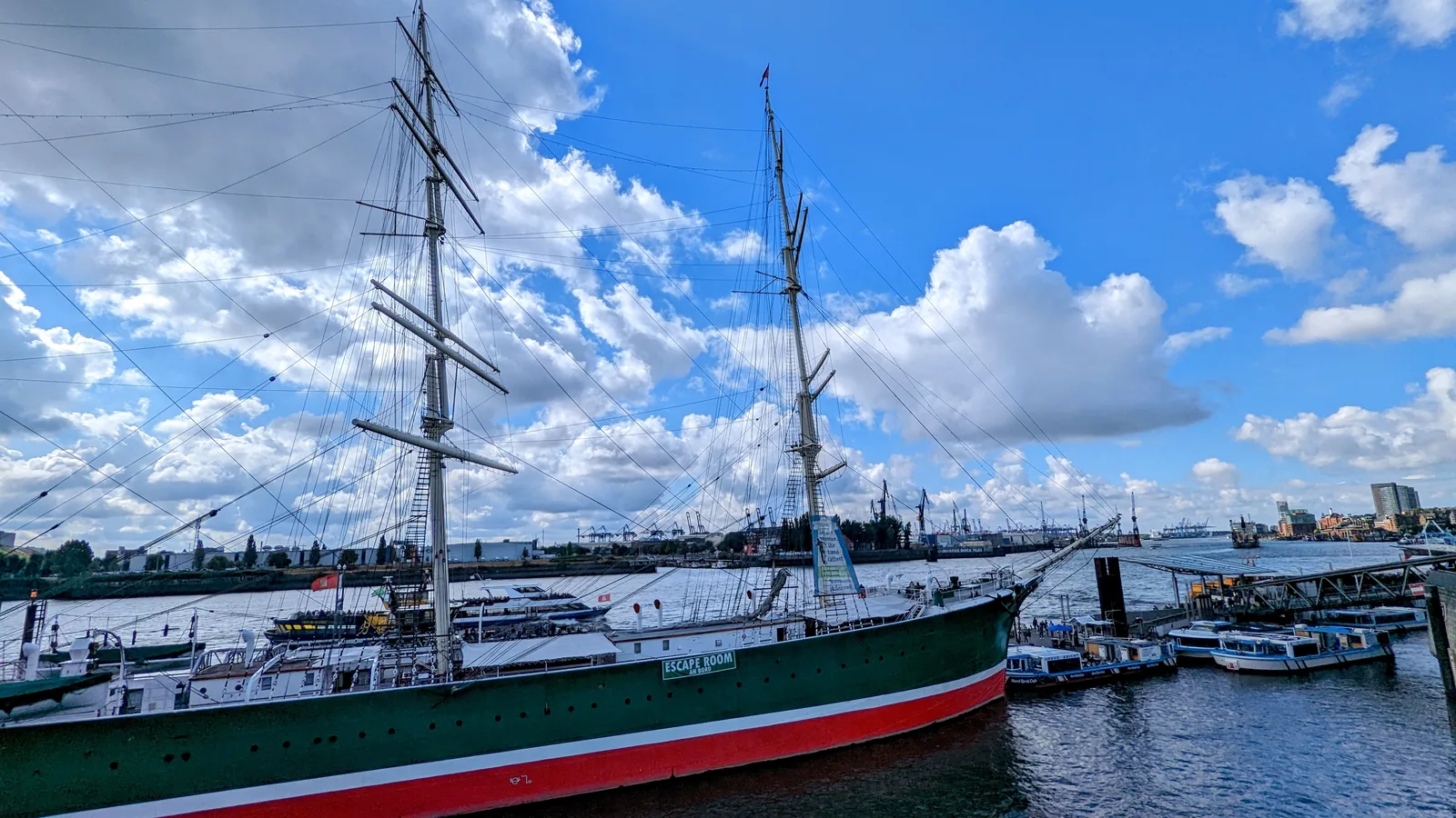 Museumsschiff Rickmer Rickmers an den Landungsbrücken in Hamburg