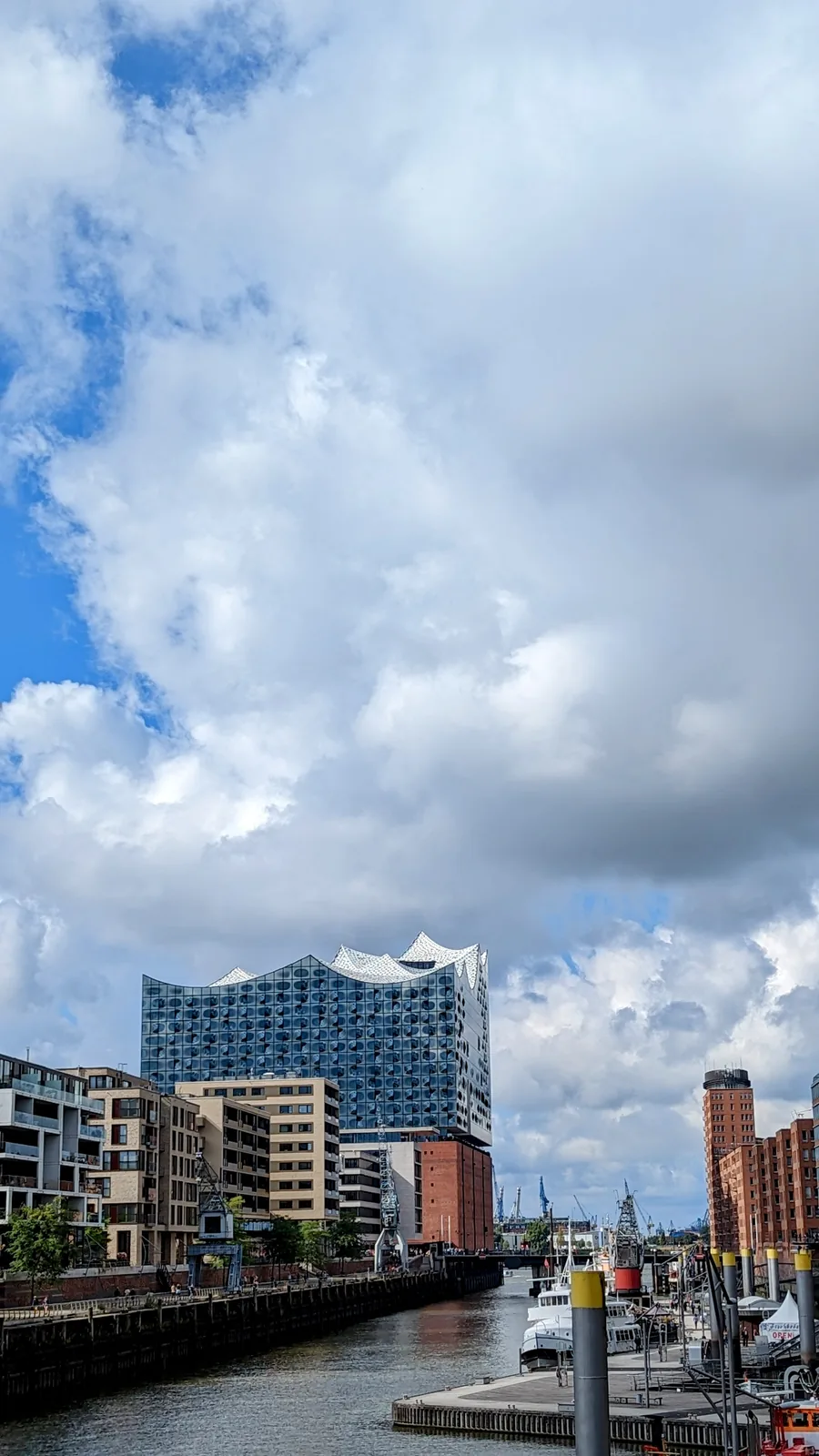 Sandtorhafen in der HafenCity mit der Elbphilharmonie im Hintergrund