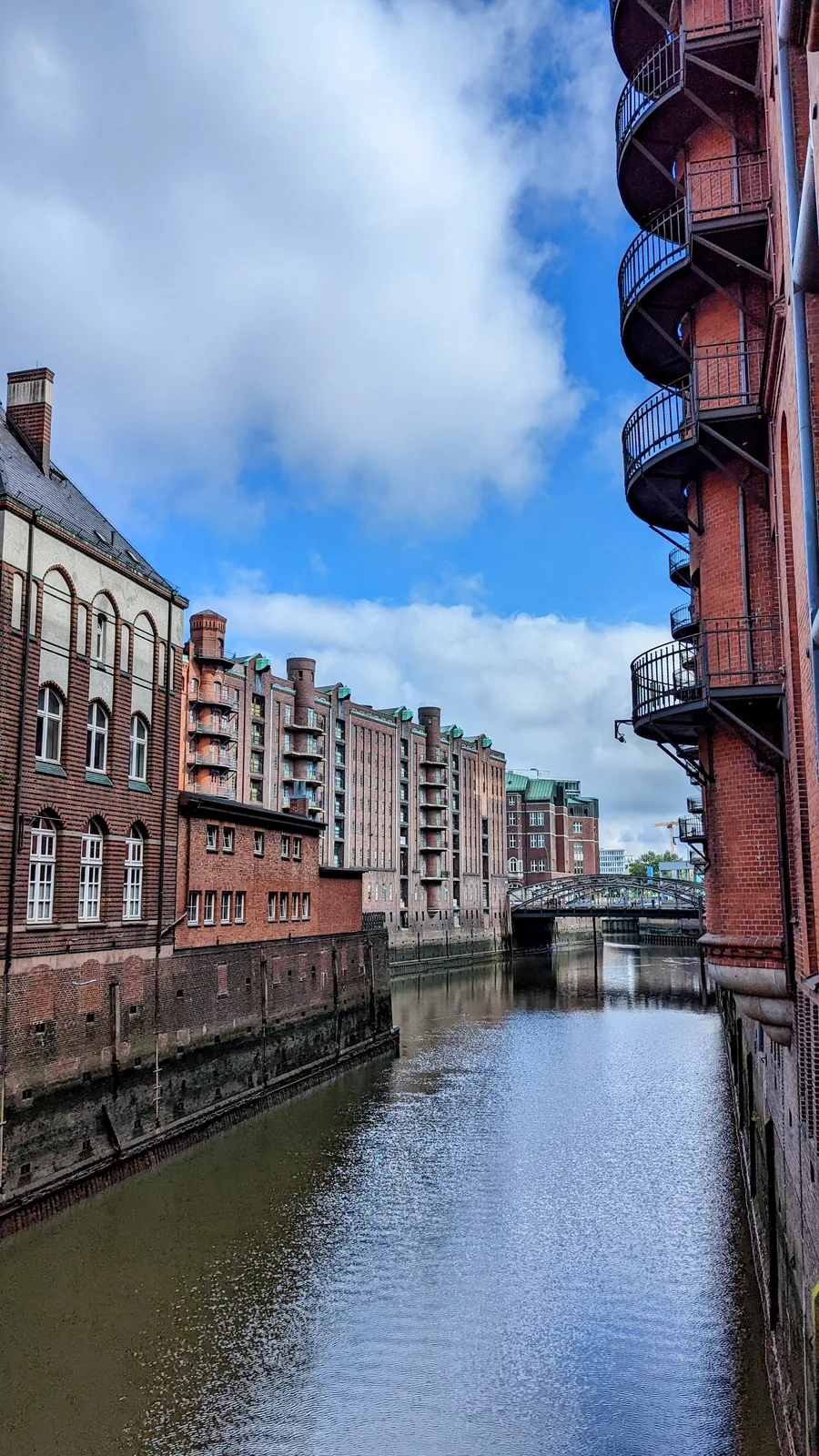 Fleet mit Backsteinspeichern und Balkonen in der Speicherstadt in Hamburg