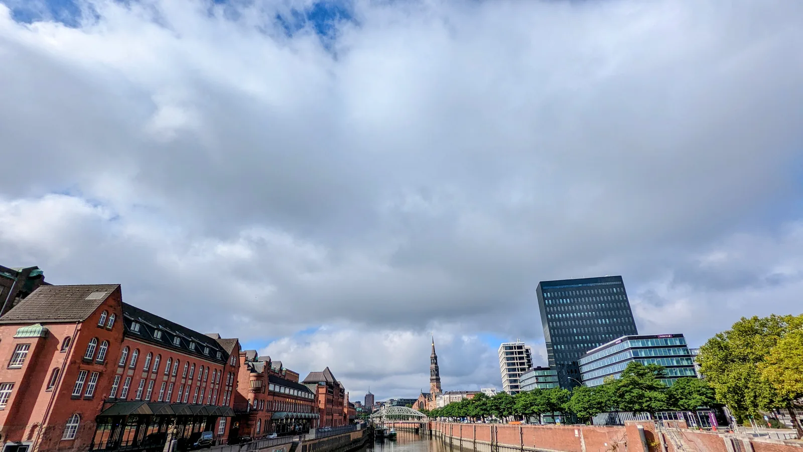 Fleet in der Speicherstadt mit Kirchturm im Hintergrund