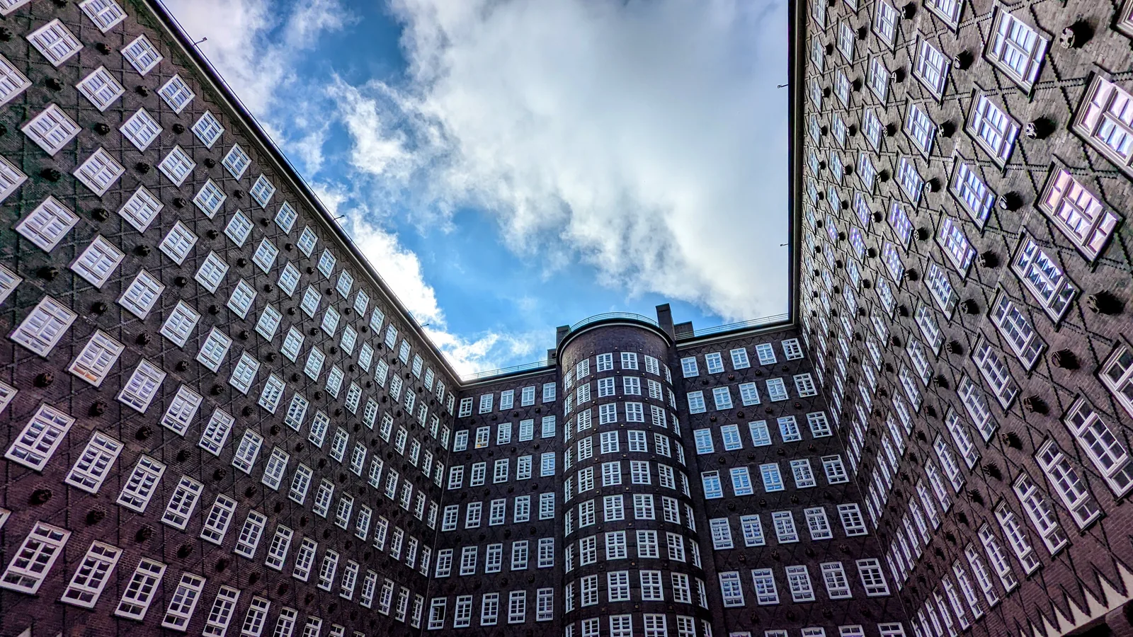 Innenhof des Sprinkenhofs mit rundem Treppenturm im Kontorhausviertel in Hamburg