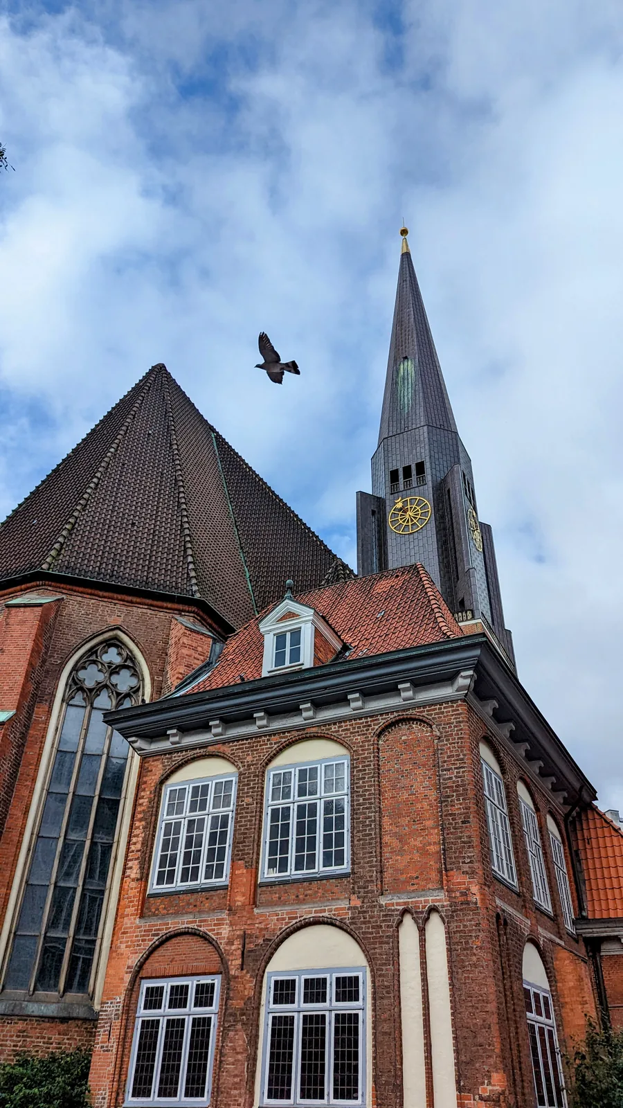 Hauptkirche St. Jacobi mit Turm in der Hamburger Altstadt