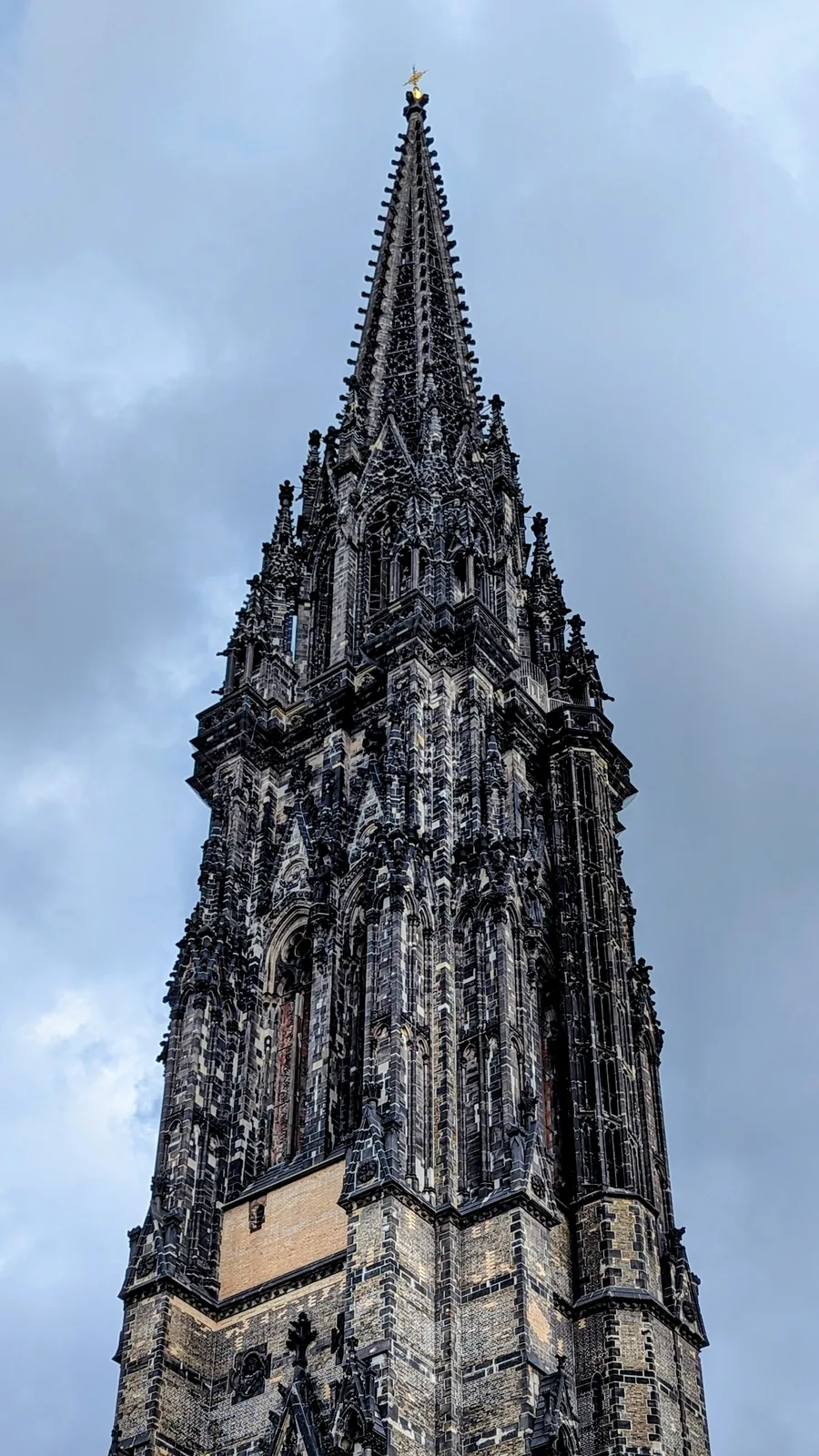 Turm der Ruine von St. Nikolai in Hamburg