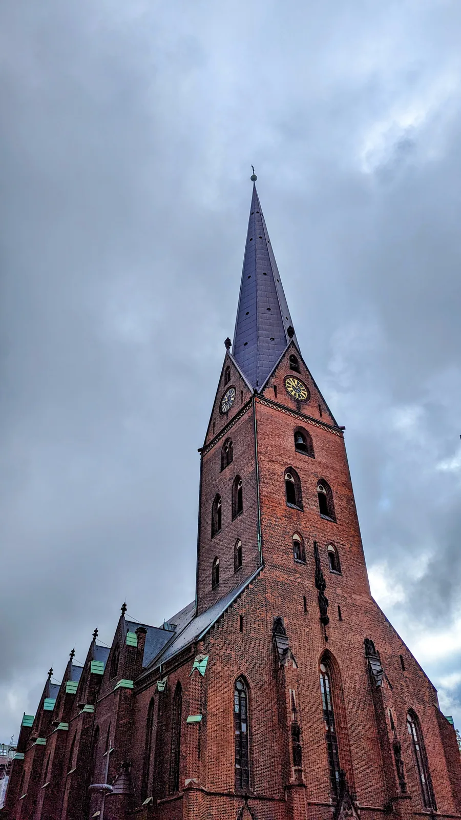 Backsteinturm der Hauptkirche St. Petri in der Hamburger Altstadt