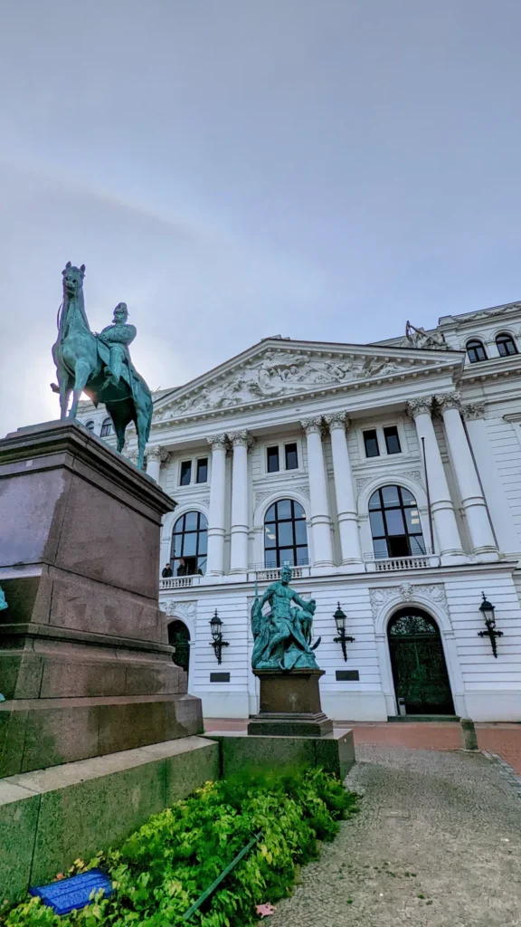 Altonaer Rathaus am Platz der Republik mit Reiterstandbild und Brunnenfigur