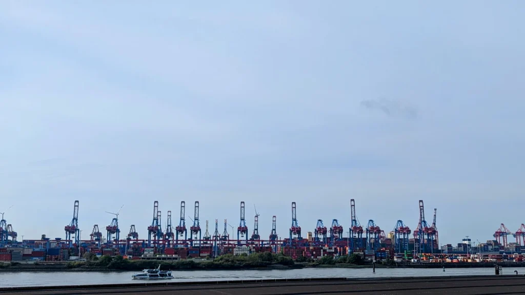 Containerkräne am Südufer der Elbe im Hamburger Hafen