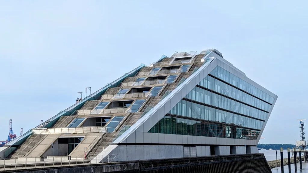 Das Bürohaus Dockland an der Elbe in Hamburg-Altona