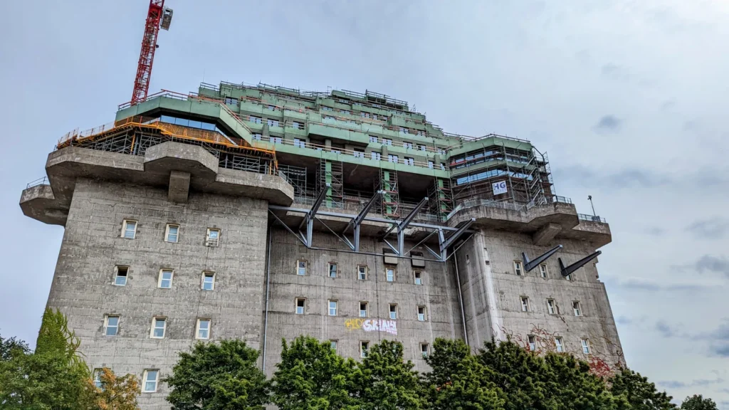 Der Feldstraßenbunker mit Kran und Baustelle im September 2022