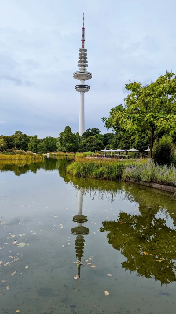 Der Heinrich-Hertz-Turm über dem Teich in Planten un Blomen