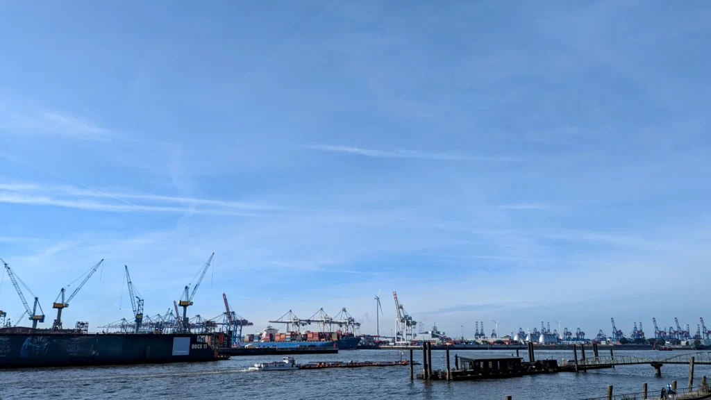 Blick über die Elbe auf die Hafenkräne in Hamburg