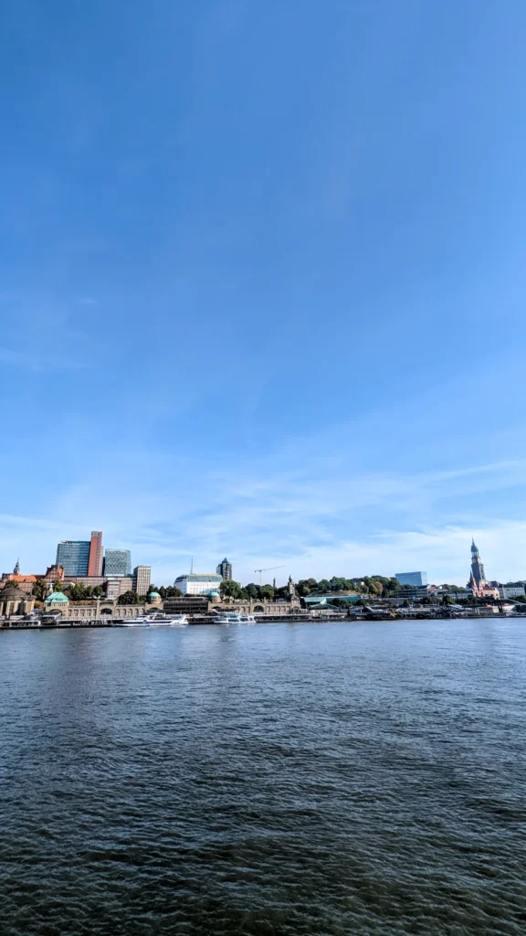 Blick von Steinwerder über die Elbe auf die Landungsbrücken