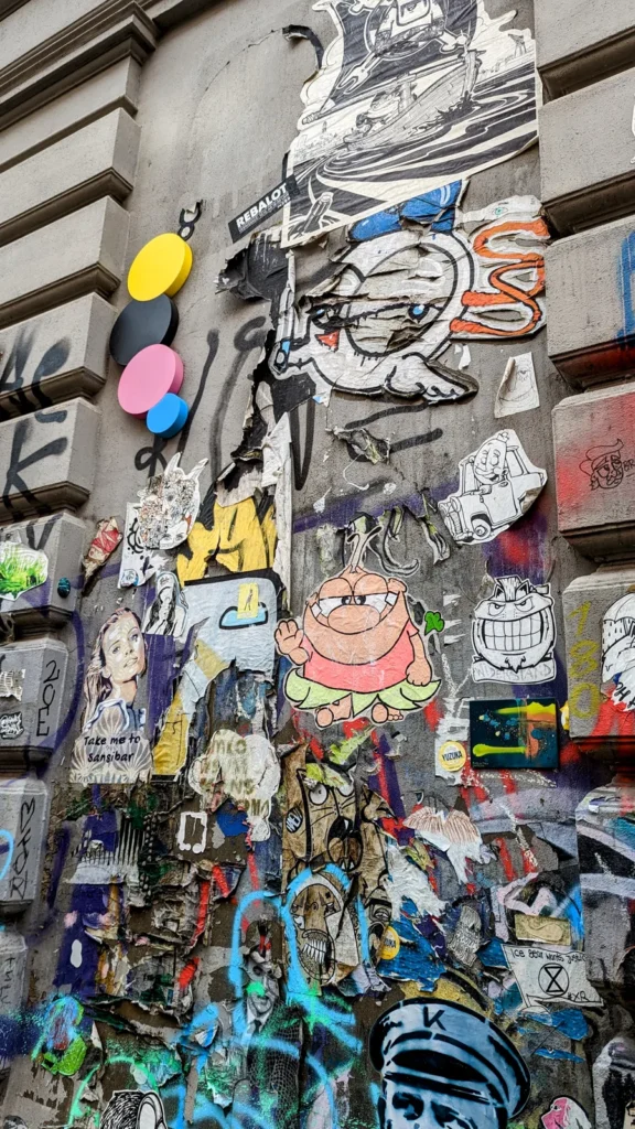 Fassade der Roten Flora im Schanzenviertel mit Stickern
