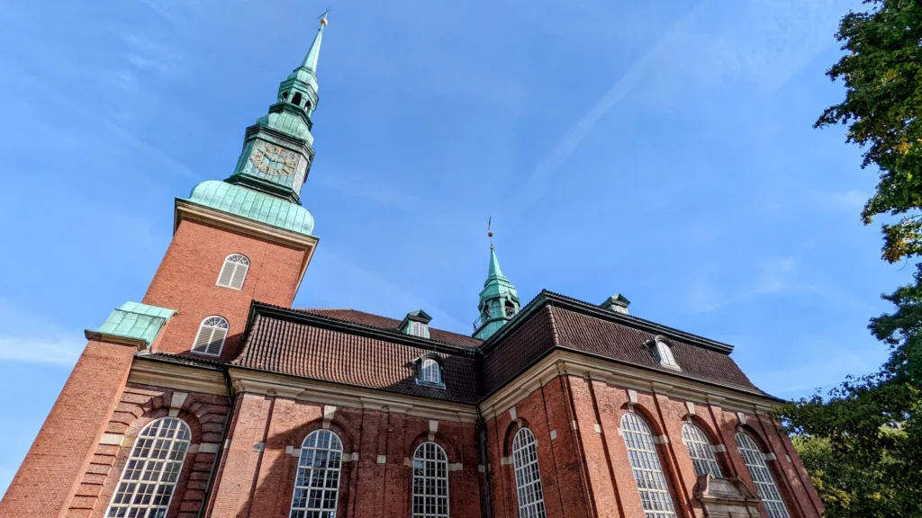 Hauptkirche St. Trinitatis in Altona, ein Backsteinbau mit grünem Kupferturm