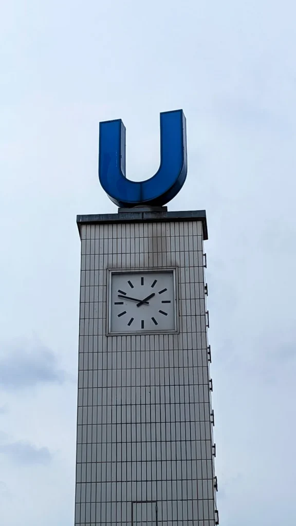 U-Bahn-Zeichen an der Haltestelle Feldstraße in Hamburg