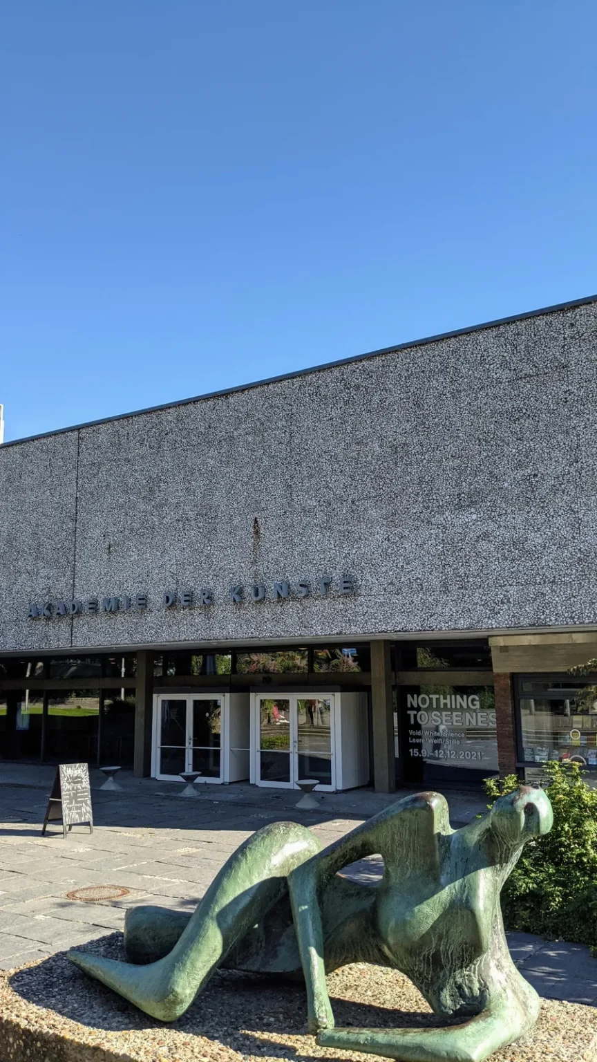 Ausstellungshalle der Akademie der Künste am Hanseatenweg, davor die grüne Bronzefigur Liegende von Henry Moore