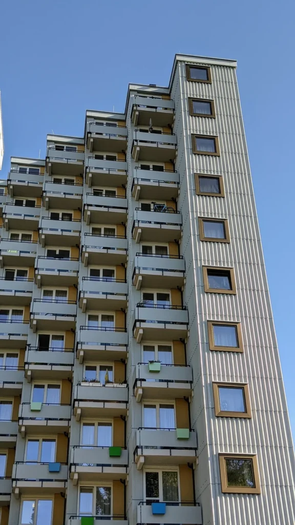 Zwölfgeschossiges Hochhaus des Studentendorfs Siegmunds Hof mit Balkonen und heller Wellplattenverkleidung am Treppenturm
