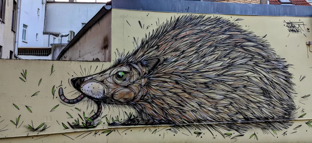 Wandbild Igel von DZIA in der Amalienstraße in Hamburg-Harburg: Igel aus feinen Linien auf gelber Wand