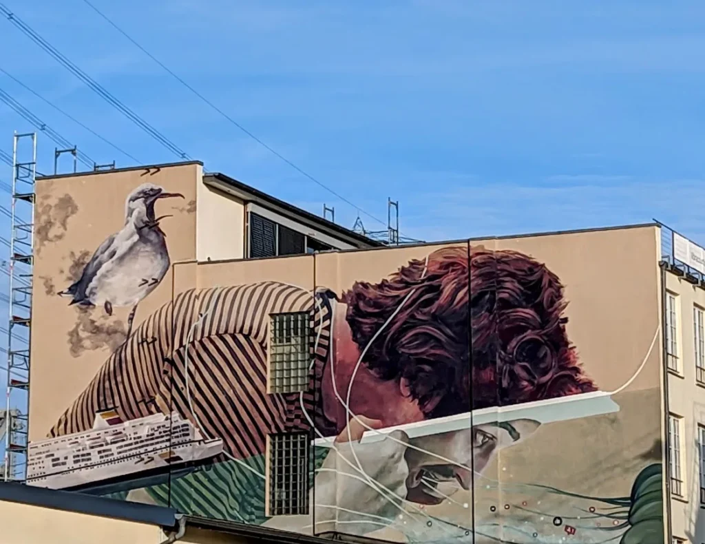 Wandbild von Innerfields hoch oben an einem Gebäude am Lotsestieg im Harburger Binnenhafen
