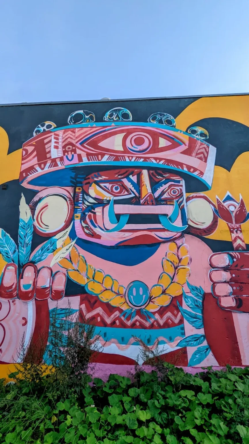 Maskenfigur mit Auge und Zähnen aus dem Wandbild von Ju Mu Monster im Harburger Binnenhafen