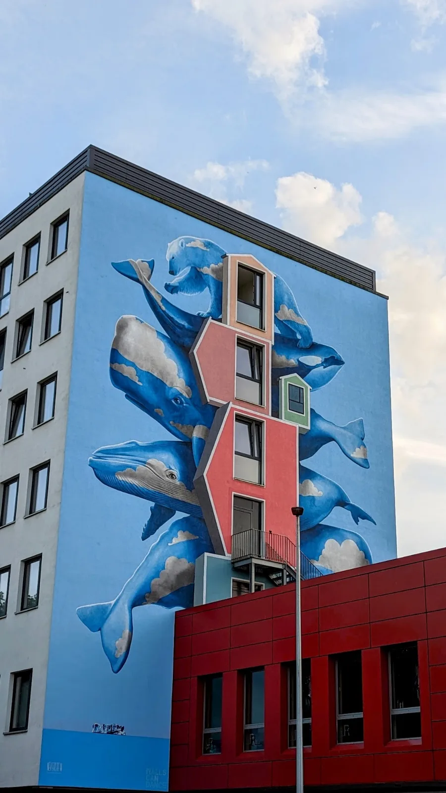 Nevercrew: Vier Wale und ein Eisbär am Harburger Ring in Hamburg-Harburg