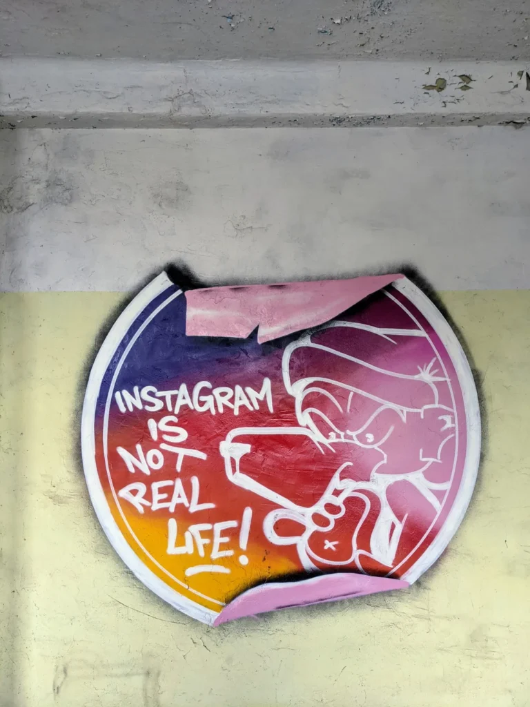 Runder Aufkleber mit dem Satz „Instagram is not real life!“ im Heeresbekleidungshauptamt Bernau
