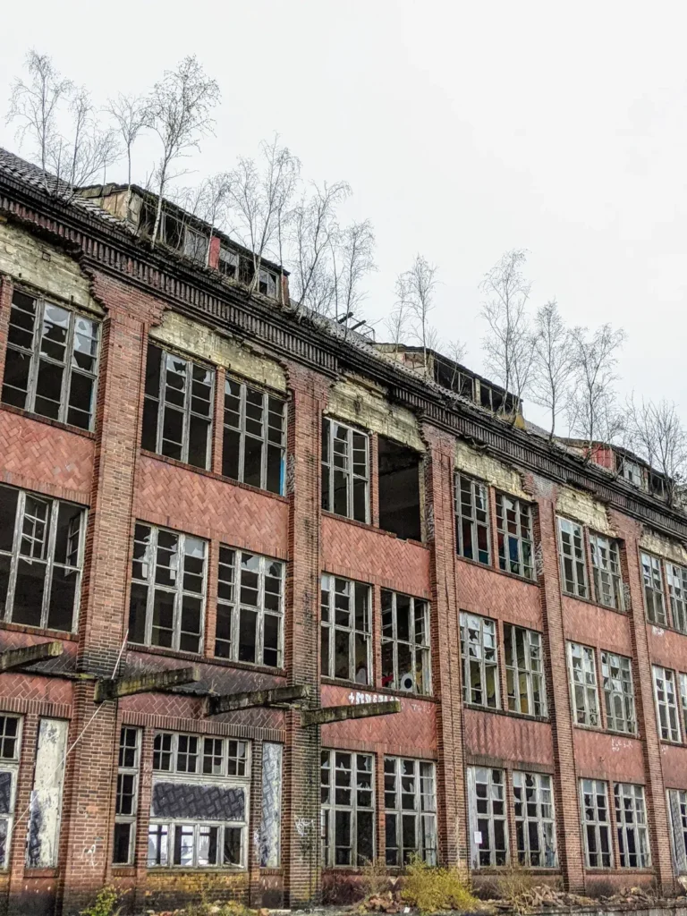 Backsteinfassade mit Fensterreihen am ehemaligen Heeresbekleidungshauptamt Bernau