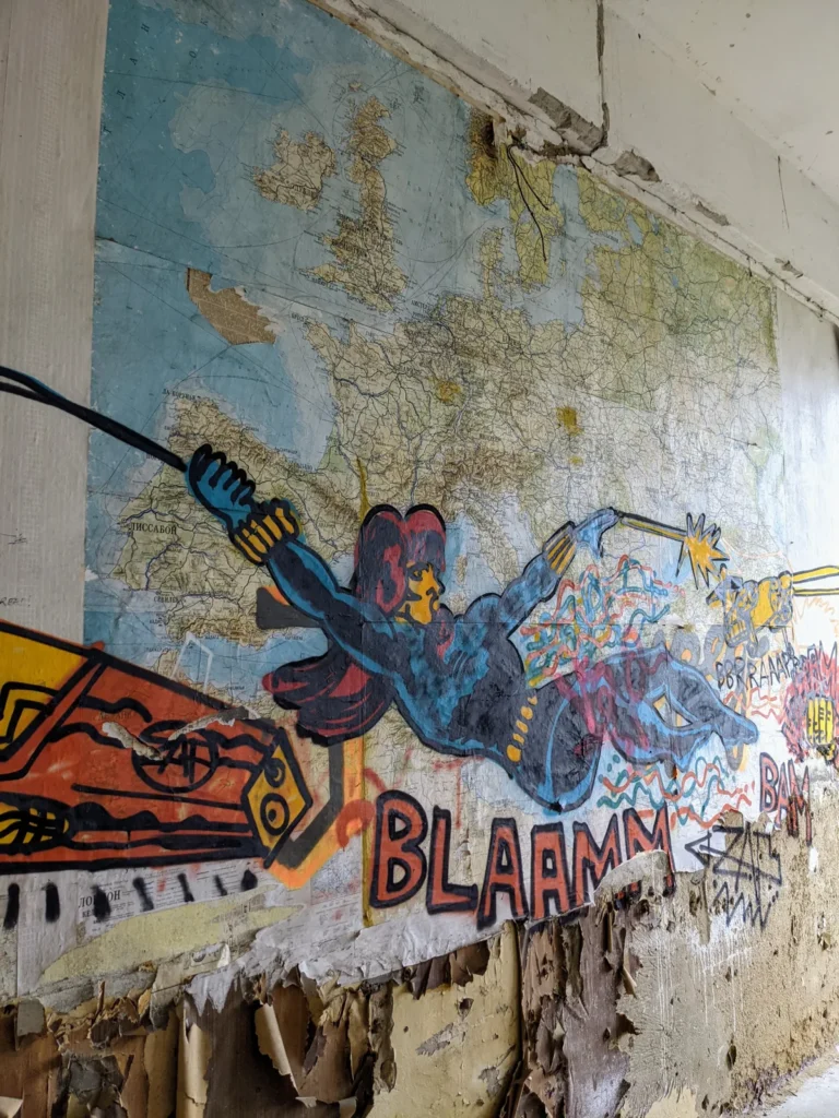 Comicfigur mit Schriftzug BLAAM an einer Wand im Heeresbekleidungshauptamt Bernau