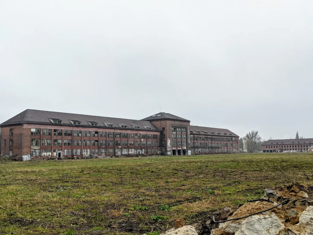 Klinkerfassade des ehemaligen Heeresbekleidungshauptamts in Bernau über einer Wiese