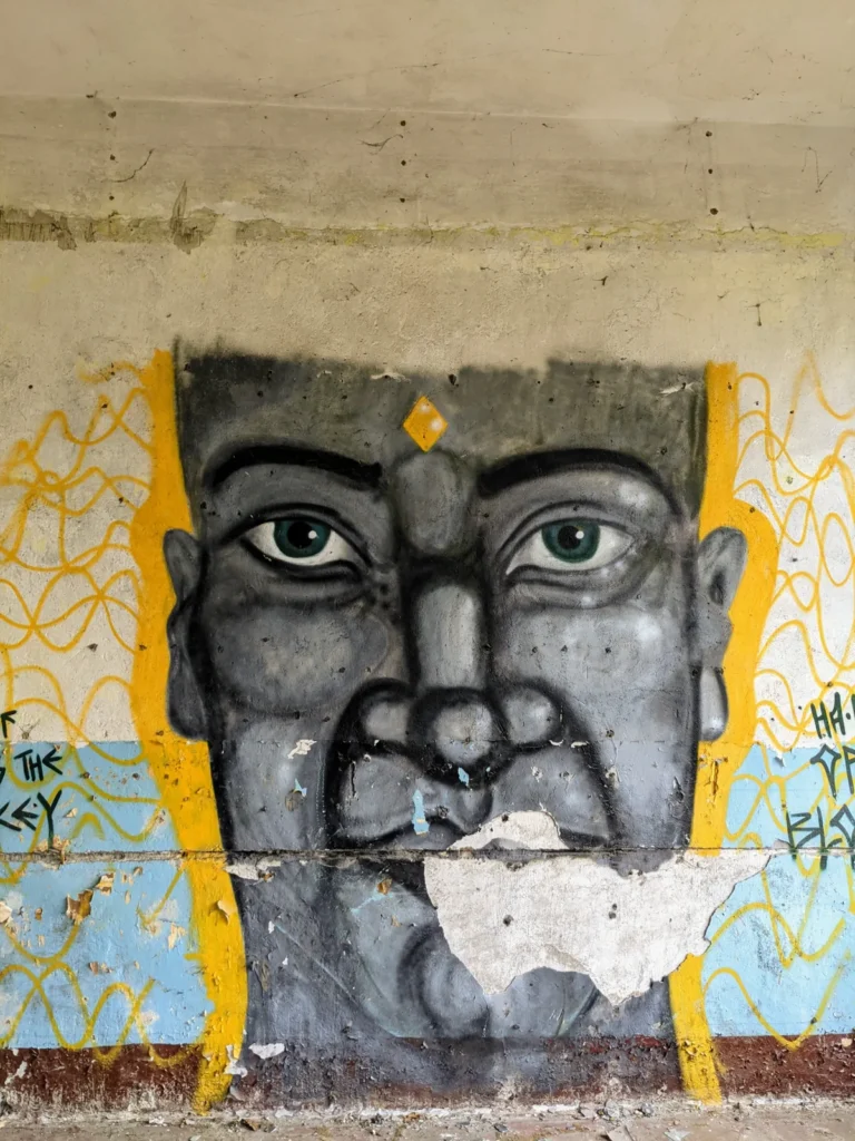 Graues Gesicht auf gelbem Grund als Wandbild im Heeresbekleidungshauptamt Bernau