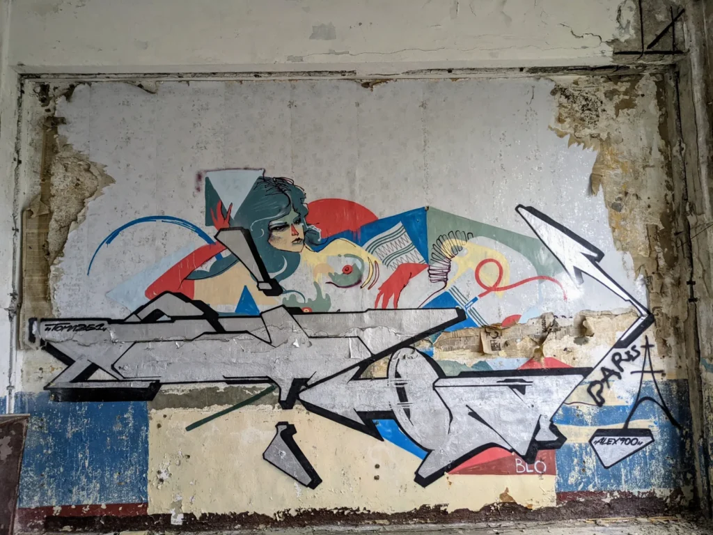 Buntes Graffiti-Piece in einer Nische im Heeresbekleidungshauptamt Bernau