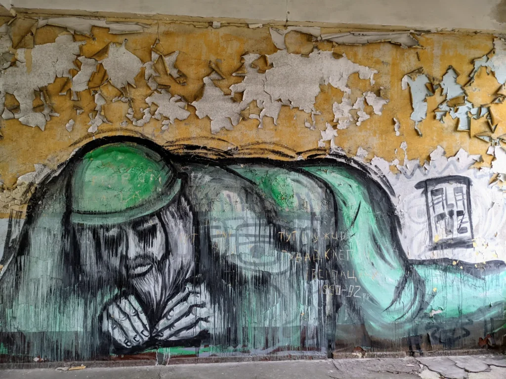 Liegende Figur an der Wand eines Dachraums im Heeresbekleidungshauptamt Bernau
